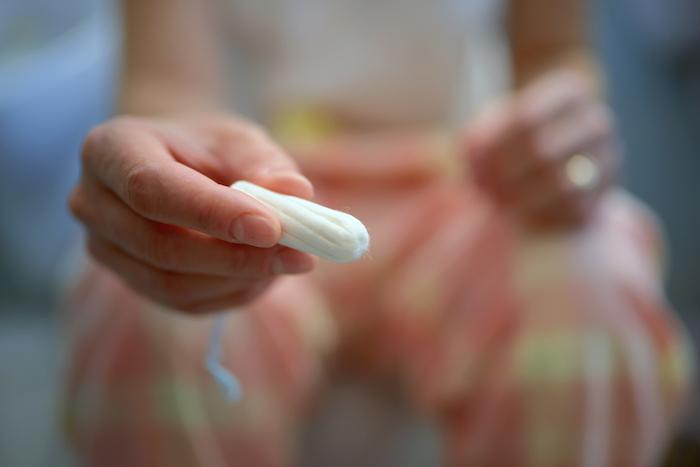 Choc toxique : une jeune fille de 16 ans décède dans son sommeil à cause de son tampon