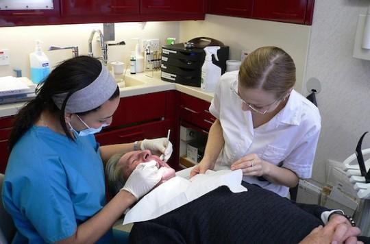 Implants dentaires : certains médicaments ont une influence sur leur réussite