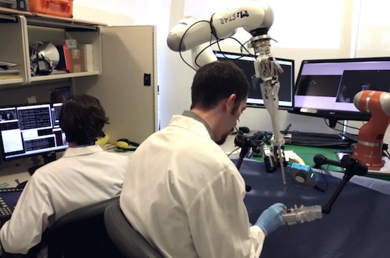 Chirurgie des intestins : le robot peut faire aussi bien que le chirurgien 