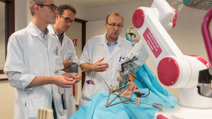 Amiens : une scoliose opérée par robot pour la première fois