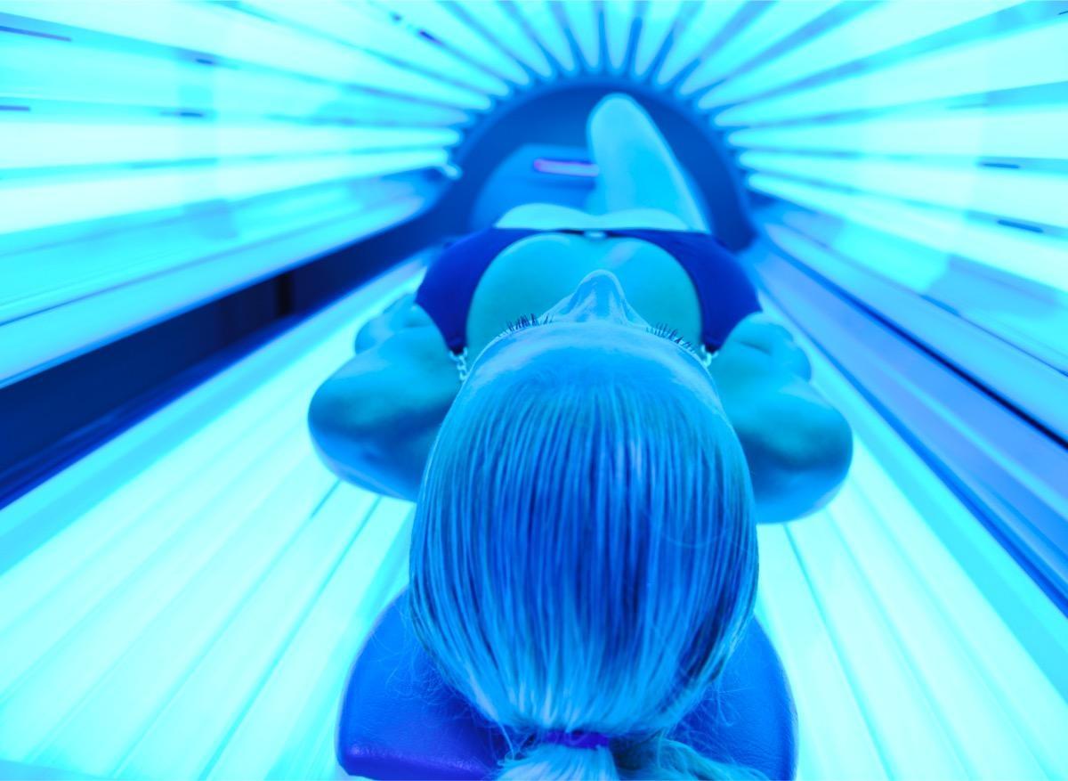 Cabines de bronzage : les interdire pour réduire les risques de mélanome