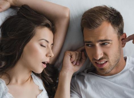 Sommeil : les femmes ronflent autant que les hommes 