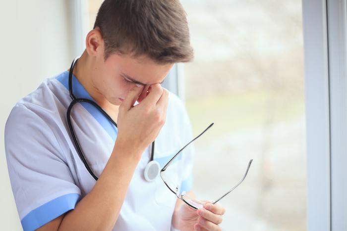 Souffrance au travail : les jeunes médecins pas assez soutenus par leurs pairs