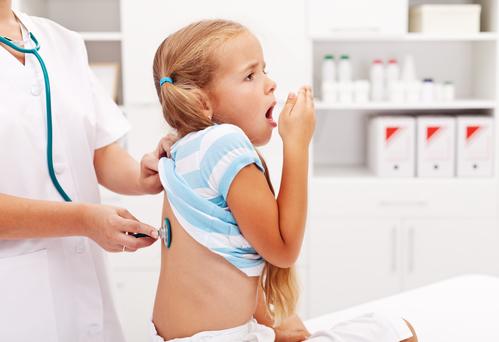 Infection respiratoire chez l'enfant : certains antibiotiques accentuent les effets secondaires