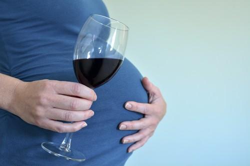 Fertilité : l’alcool en excès réduit la fertilité chez les femmes 