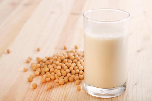Intolérance au lait de vache : le lait de soja est la meilleure alternative