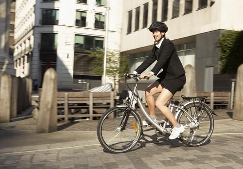 Vélo électrique : aller au travail réduit le risque cardiaque