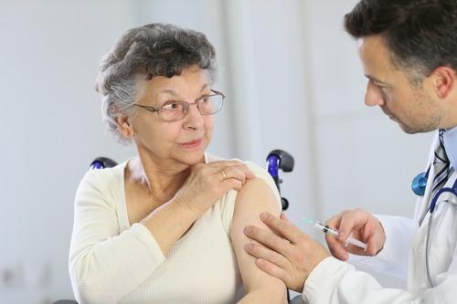 Grippe en EHPAD : se vacciner relève de la conscience professionnelle