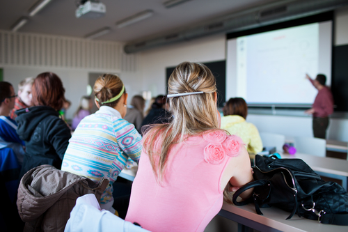 Etudes de médecine : les patients-enseignants investissent les facultés